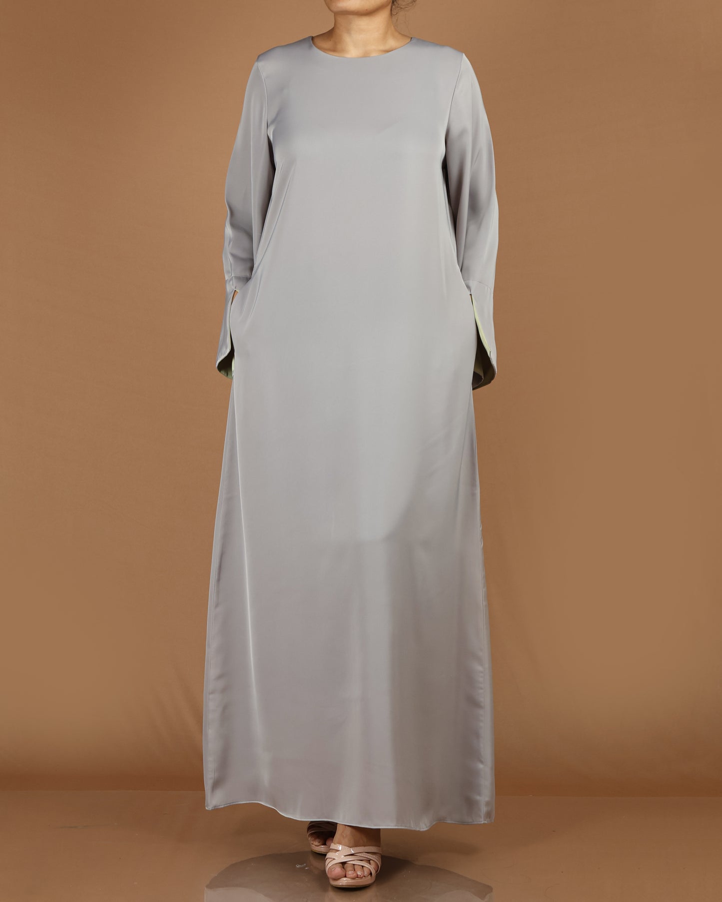 Elegant Batwing Abaya with Wrist Slit Detail