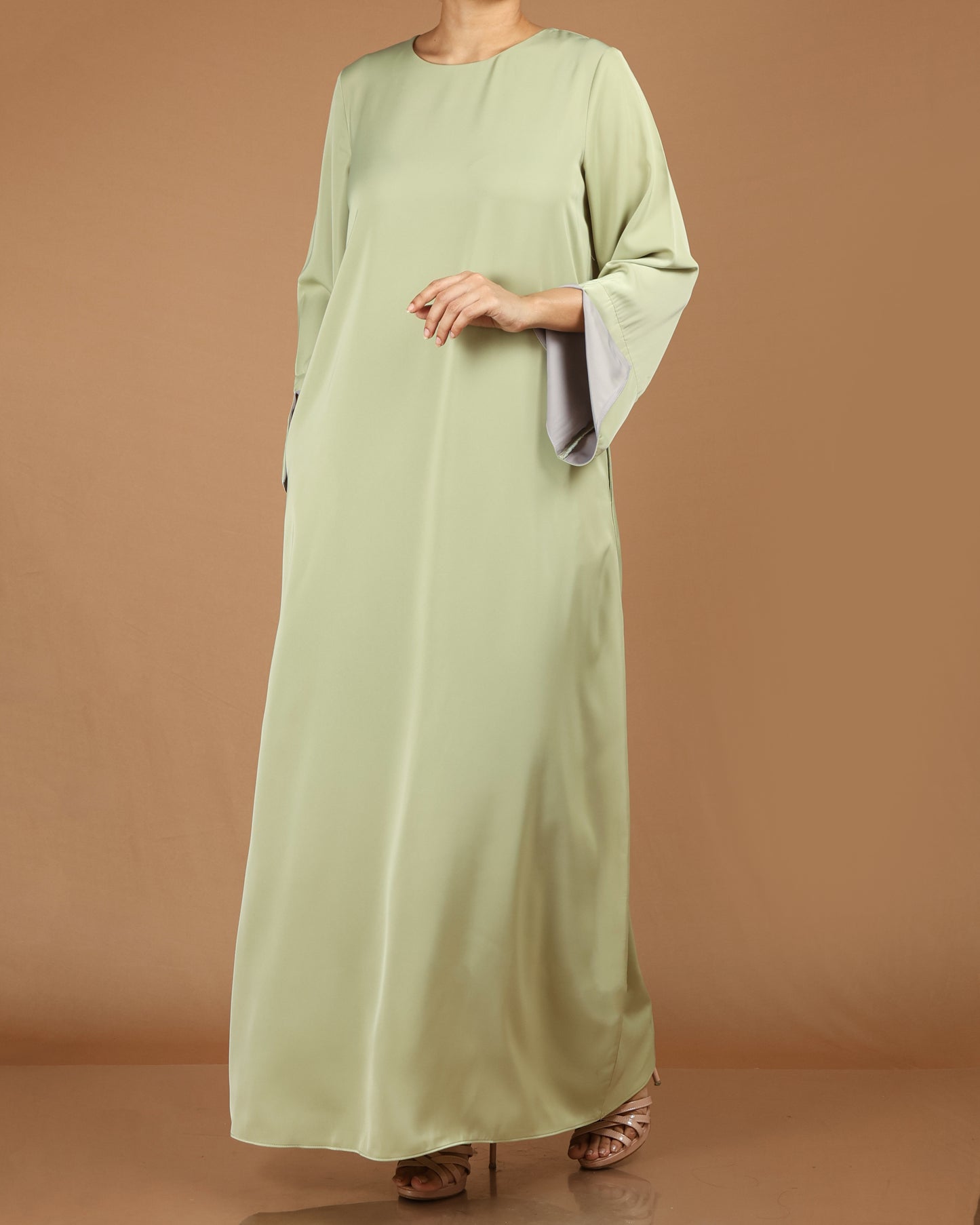 Elegant Batwing Abaya with Wrist Slit Detail