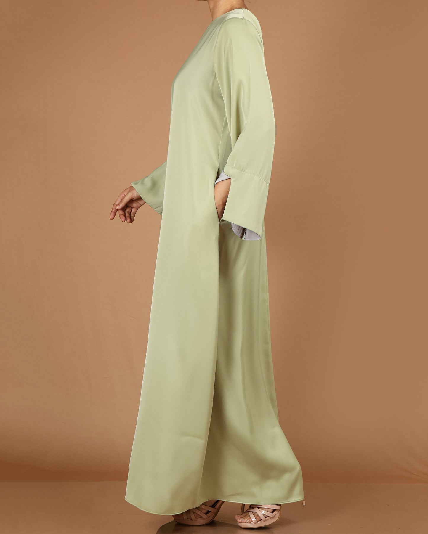 Elegant Batwing Abaya with Wrist Slit Detail