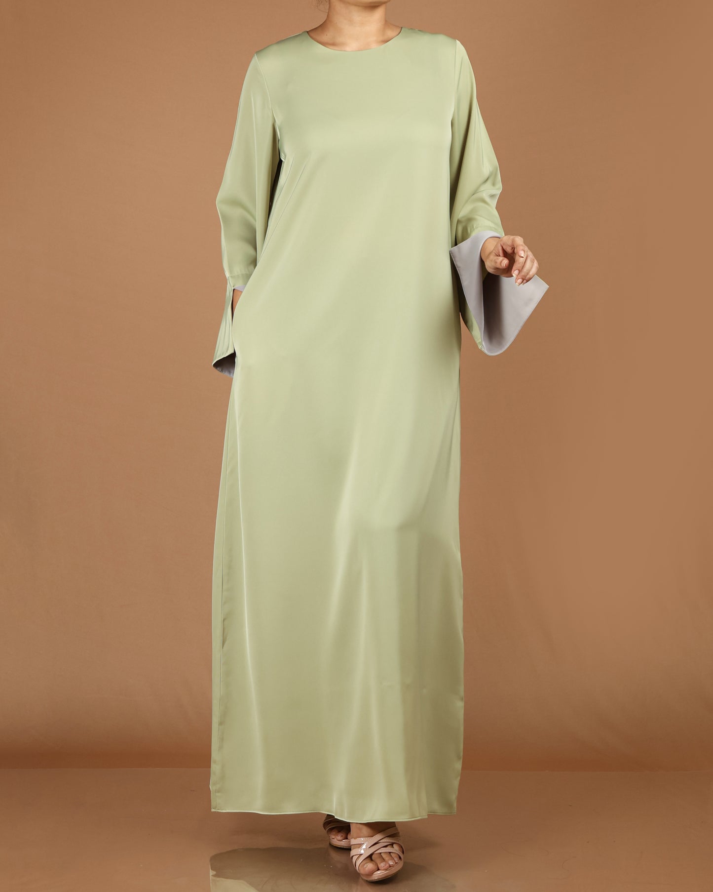 Elegant Batwing Abaya with Wrist Slit Detail