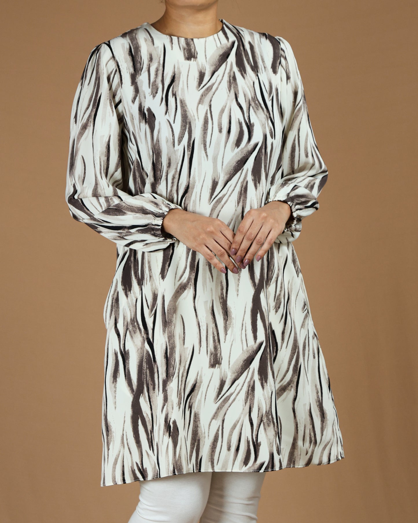 Brush-Stroke Print Long Top in Neutral Tones