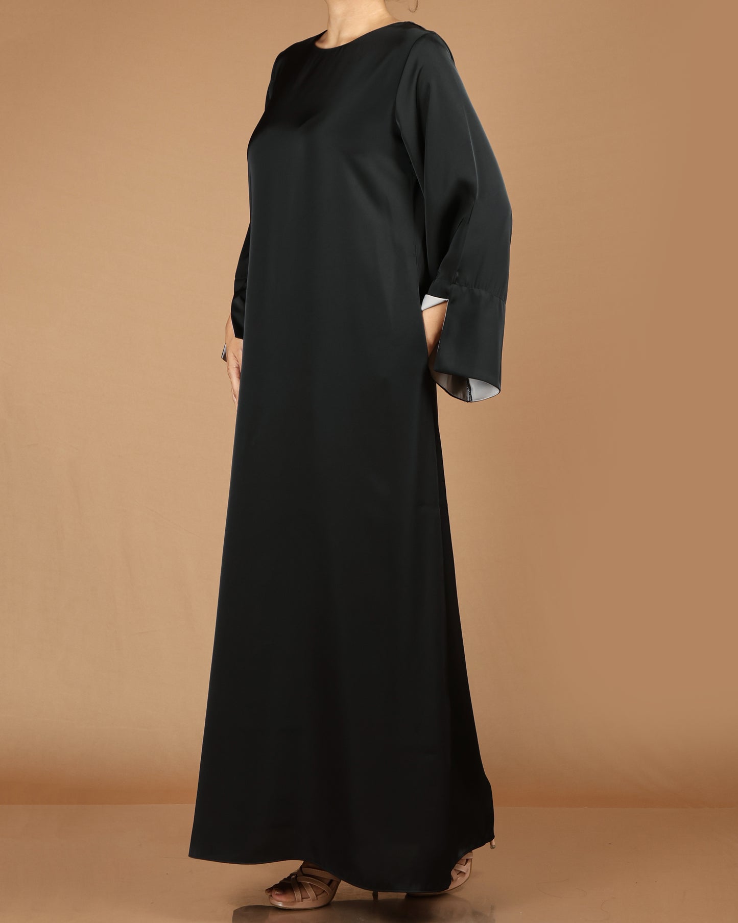Elegant Batwing Abaya with Wrist Slit Detail