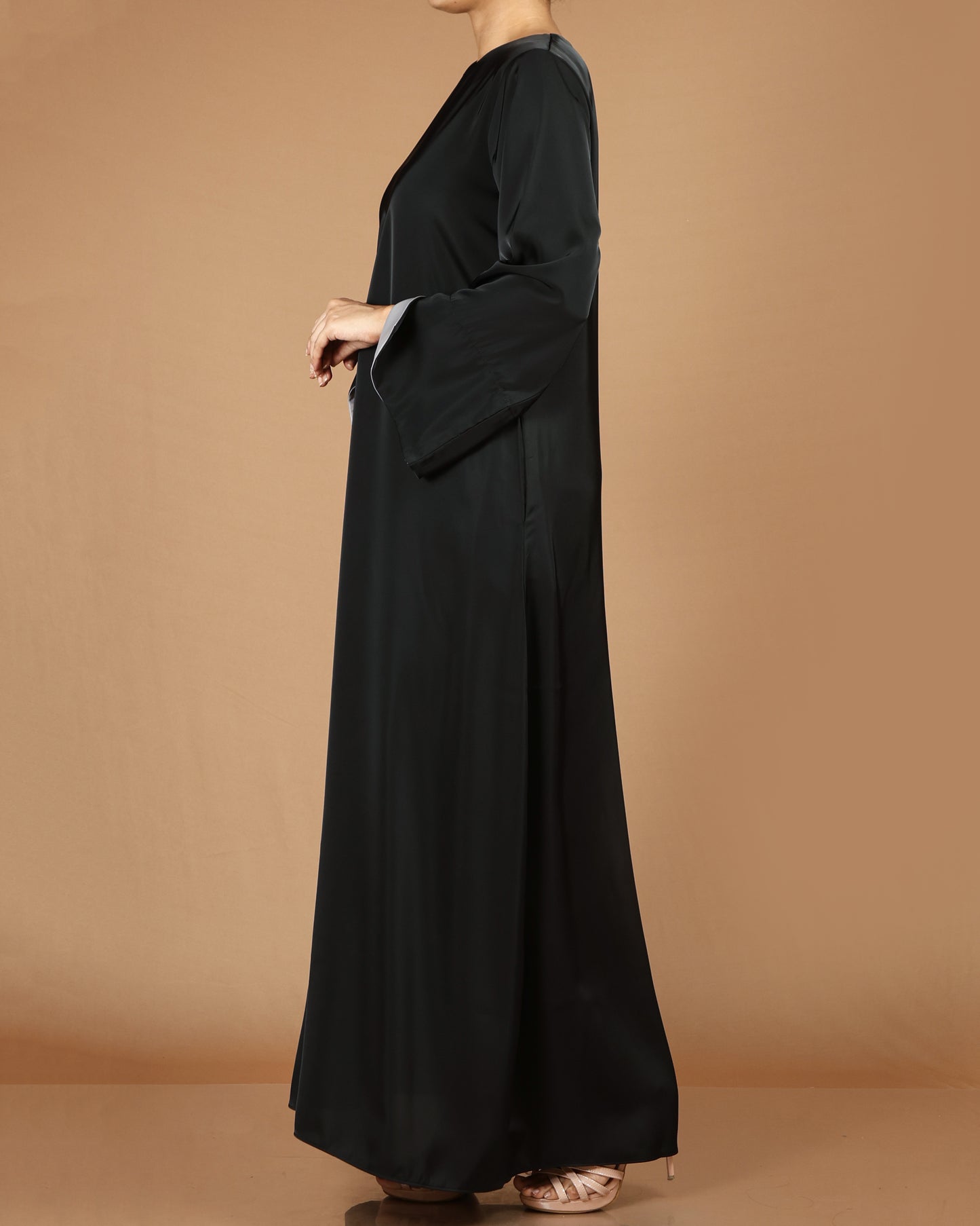 Elegant Batwing Abaya with Wrist Slit Detail