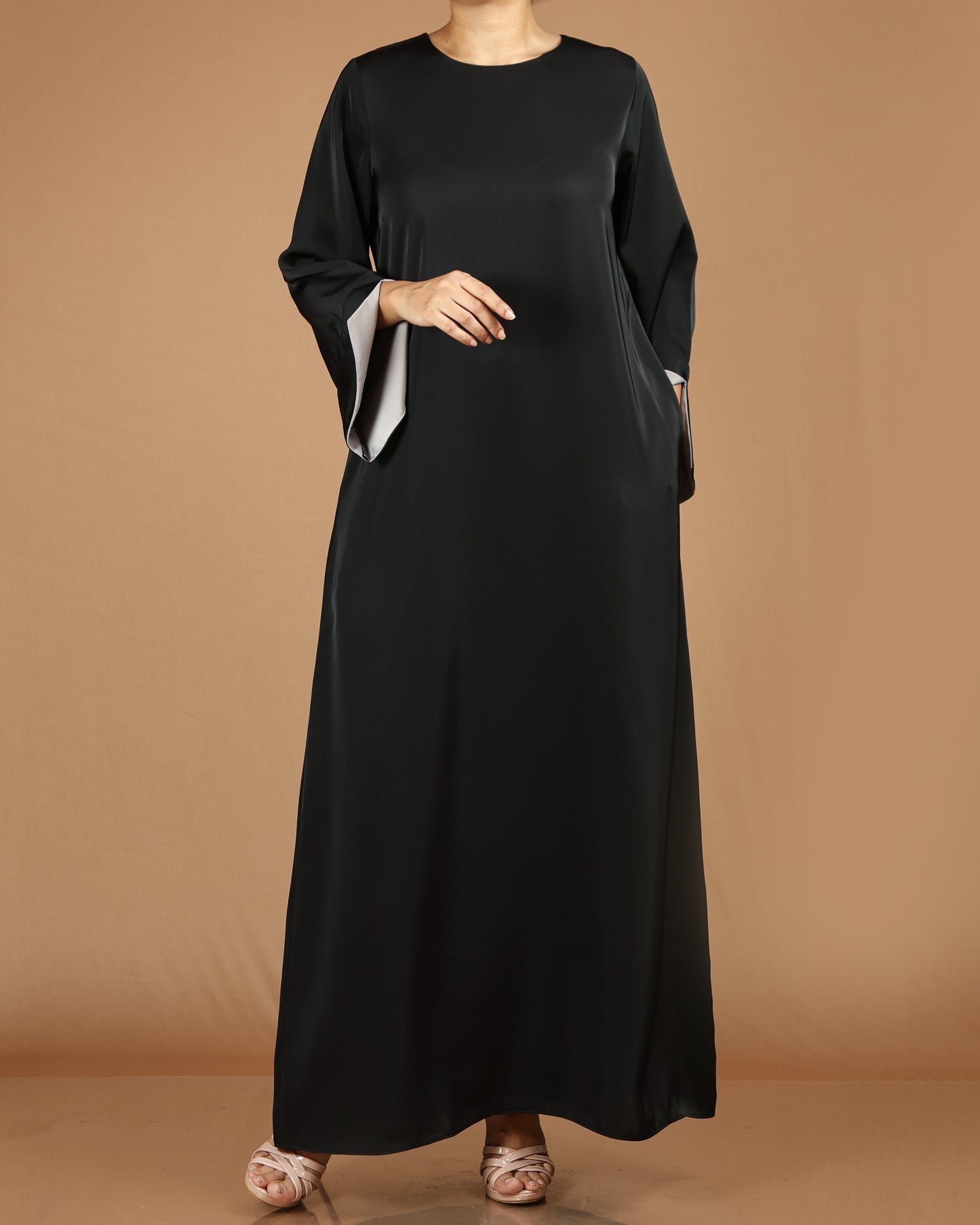 Elegant Batwing Abaya with Wrist Slit Detail