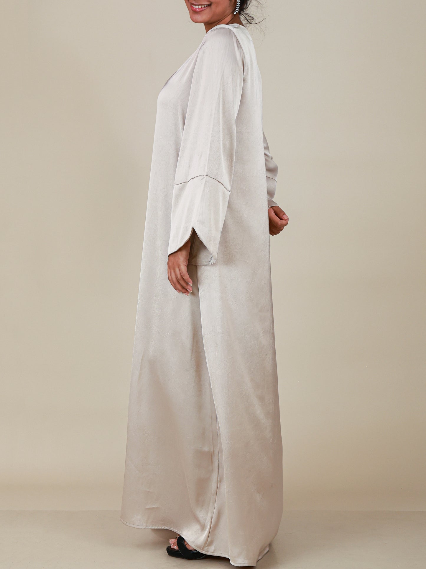 Amara Pearl Bell Sleeve Abaya