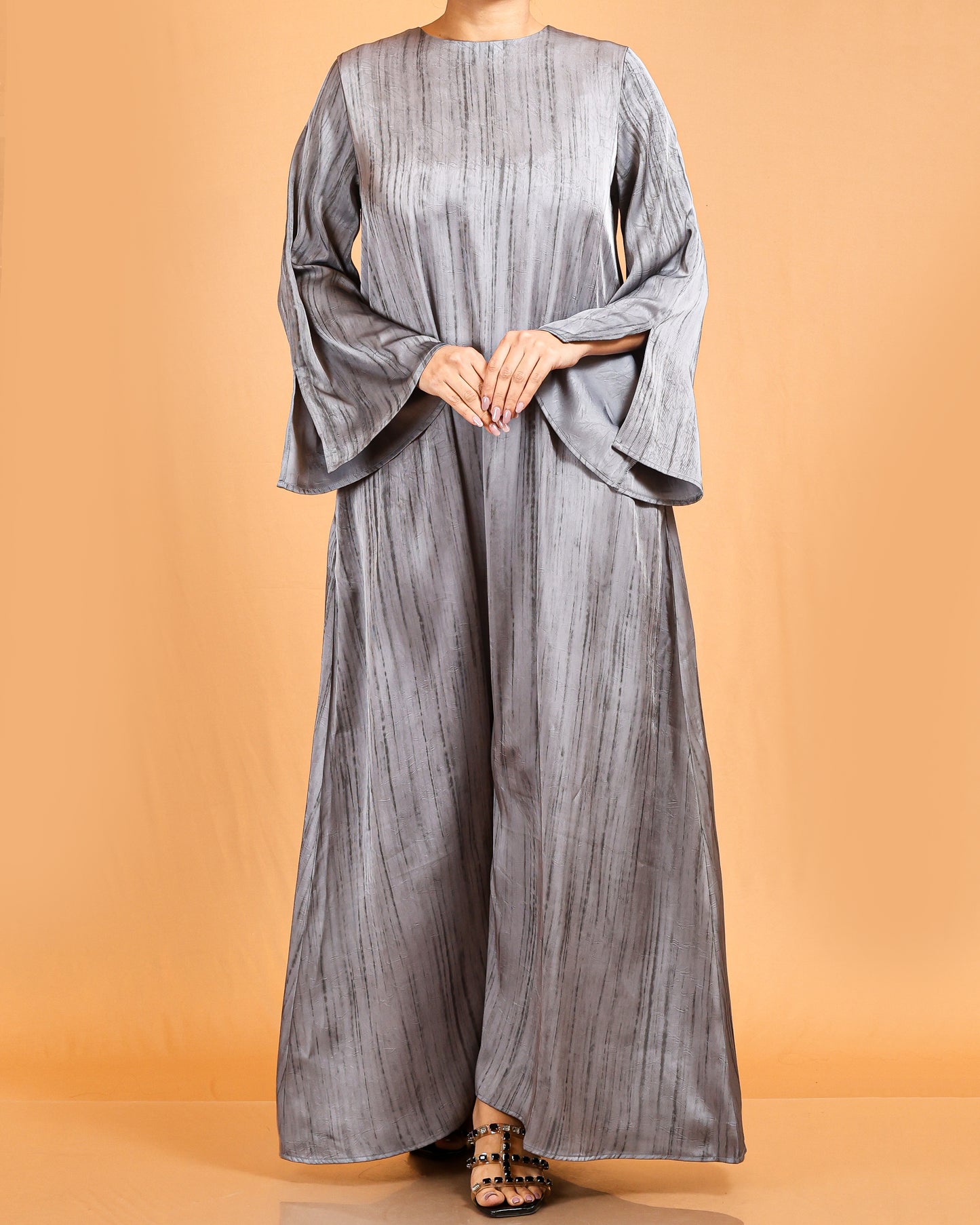Luxe Textured Flare-Sleeve Abaya – Silver