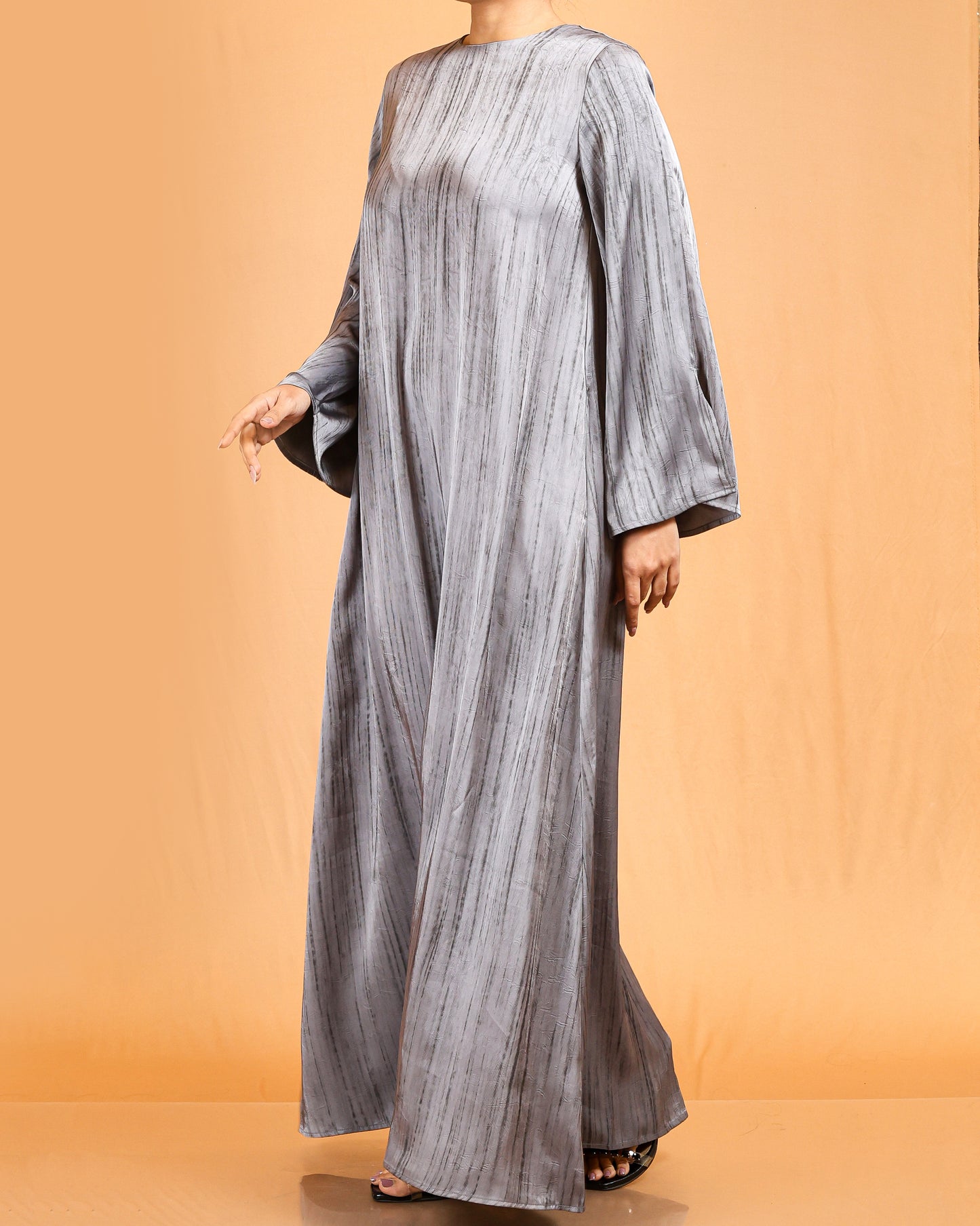 Luxe Textured Flare-Sleeve Abaya – Silver