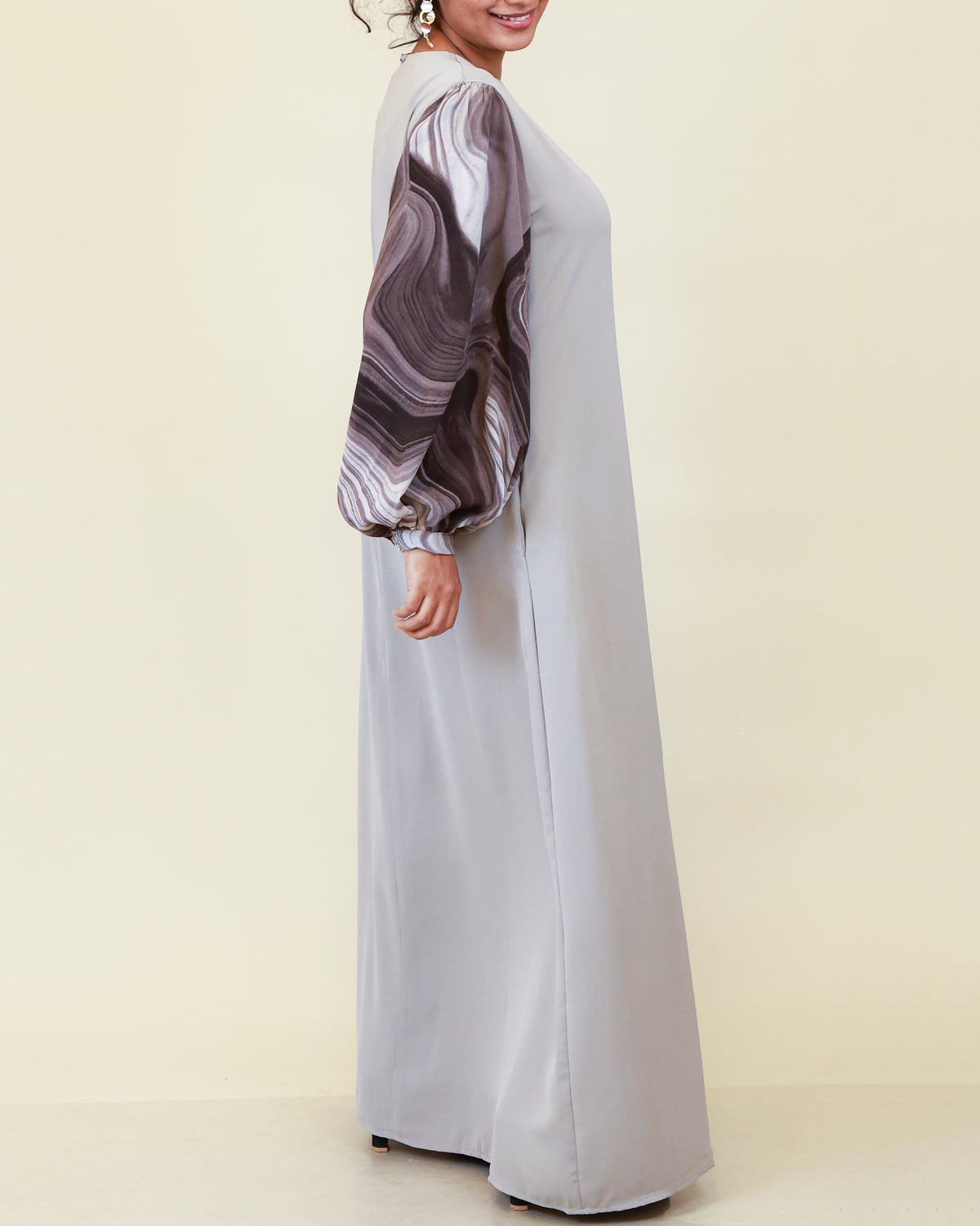 Velora Muse Abaya – Silver Mist