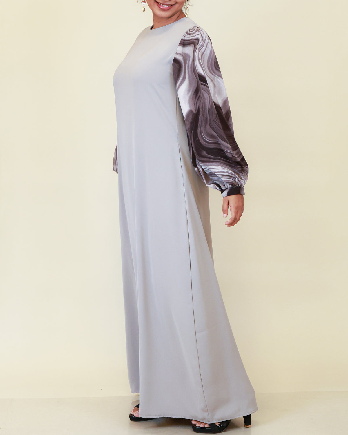 Velora Muse Abaya – Silver Mist