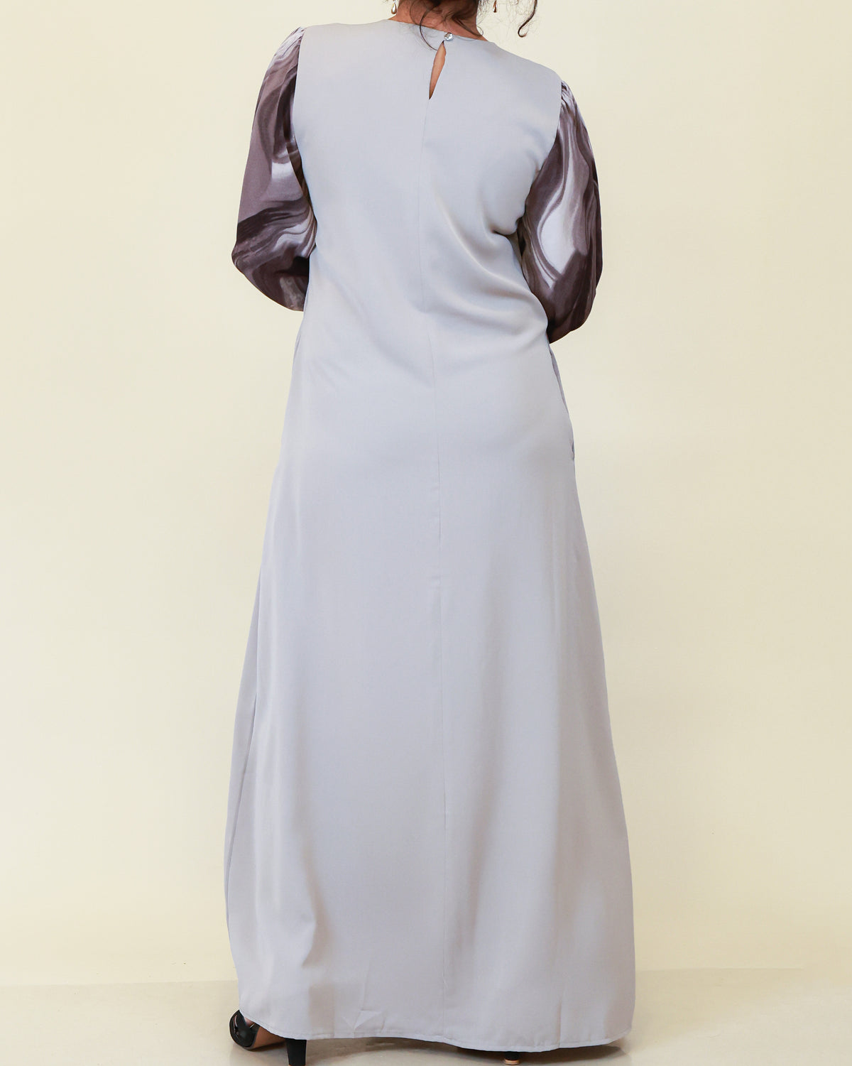 Velora Muse Abaya – Silver Mist