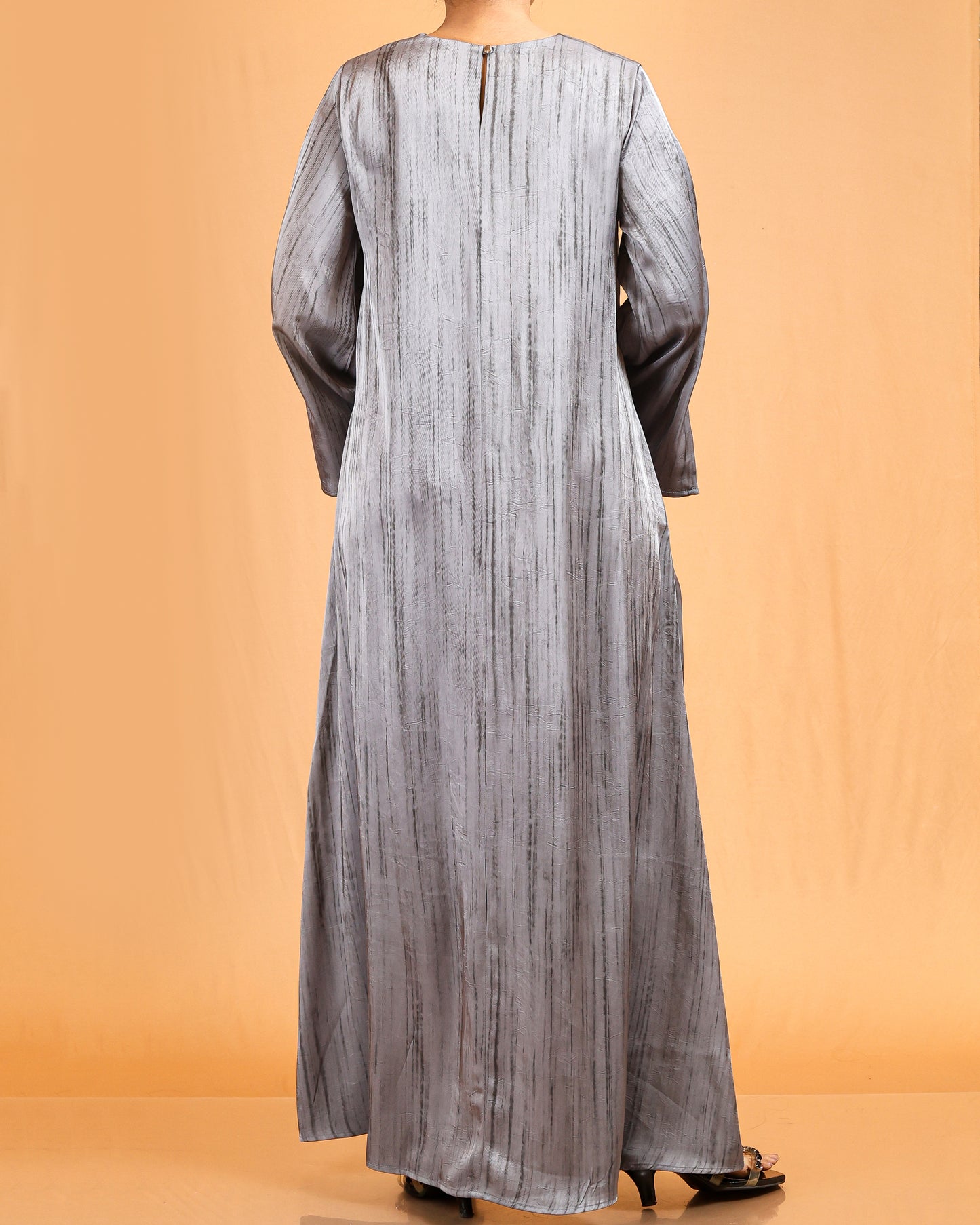Luxe Textured Flare-Sleeve Abaya – Silver