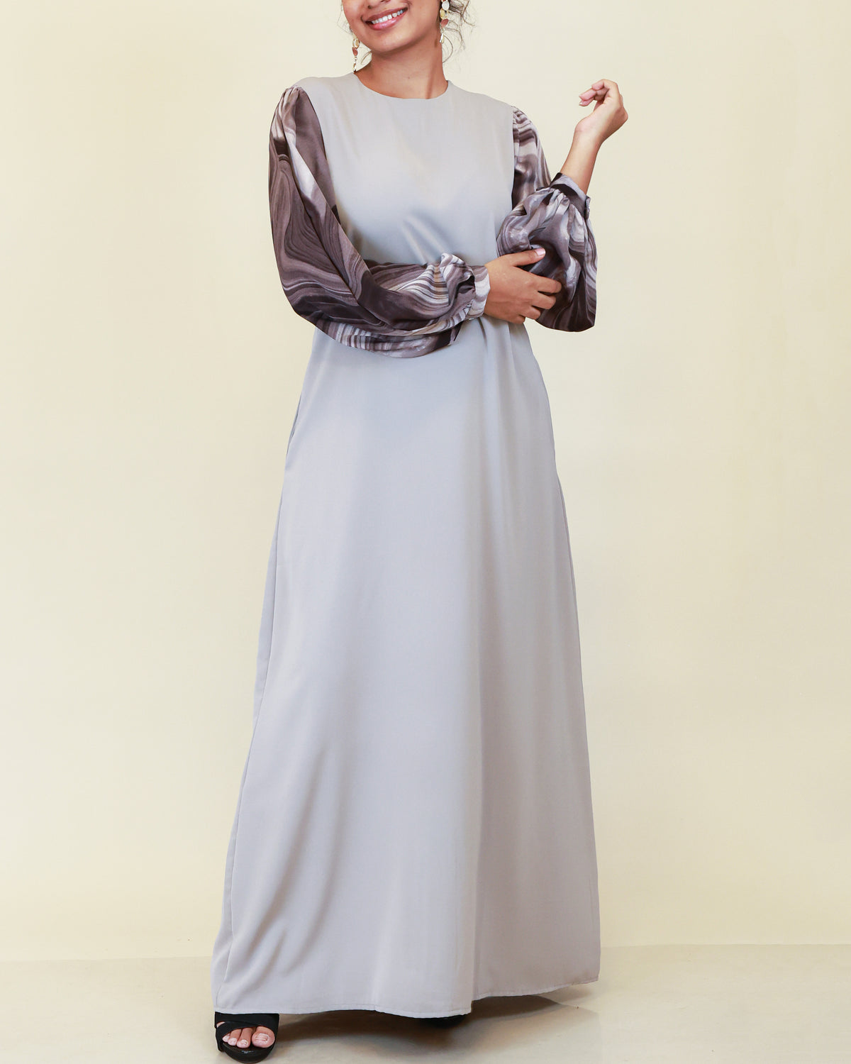Velora Muse Abaya – Silver Mist