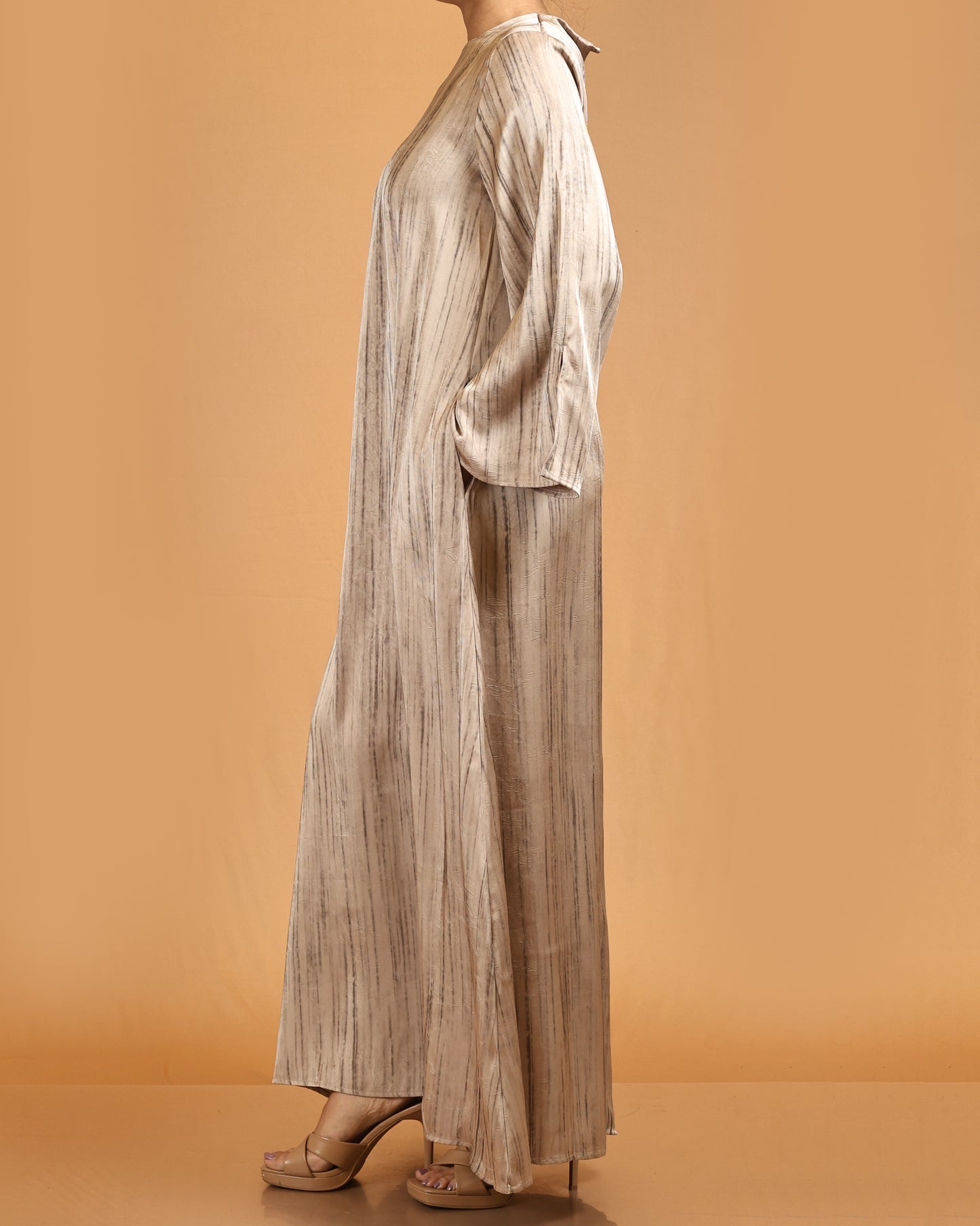 Luxe Textured Flare-Sleeve Abaya – Beige