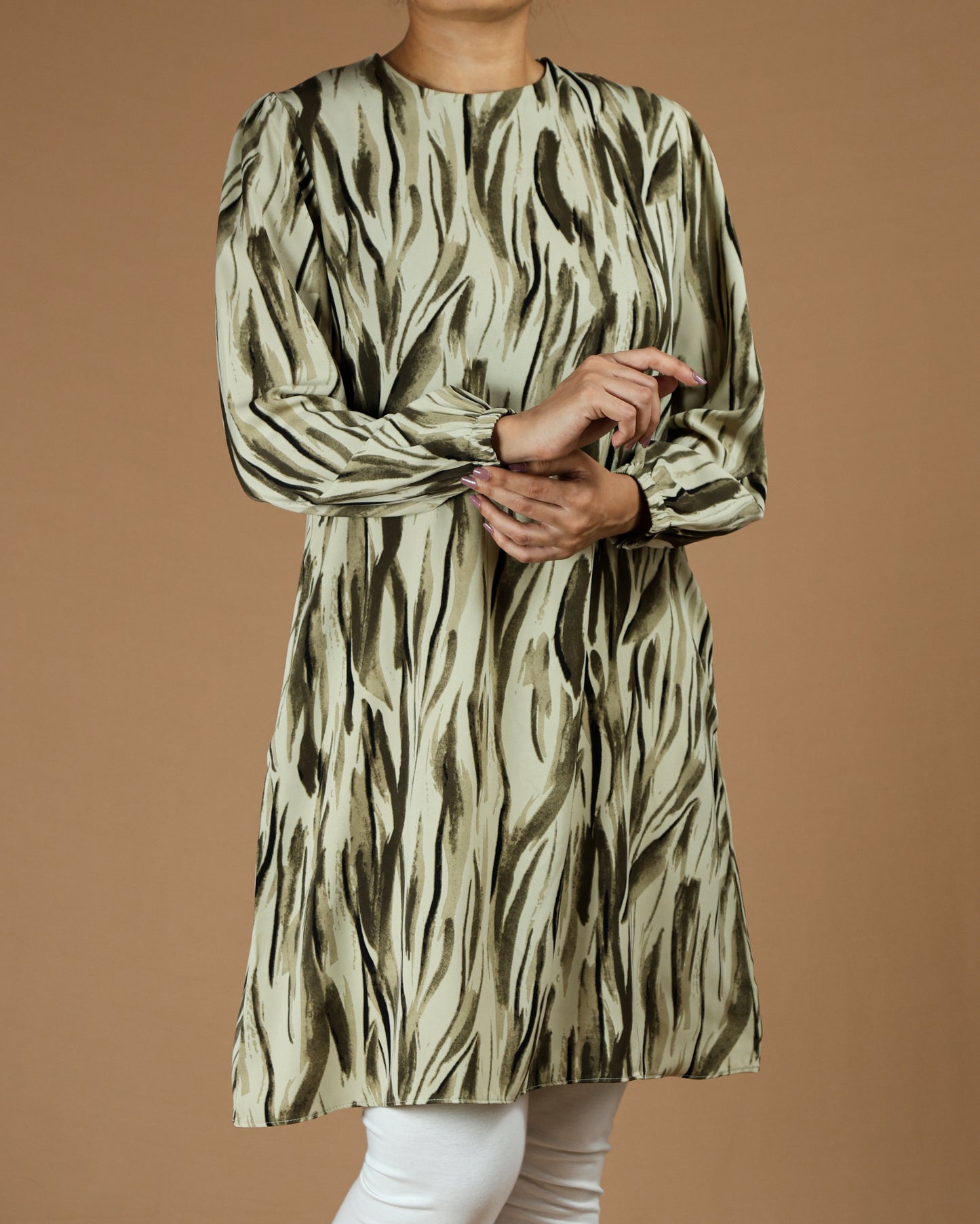 Brush-Stroke Print Long Top in Neutral Tones