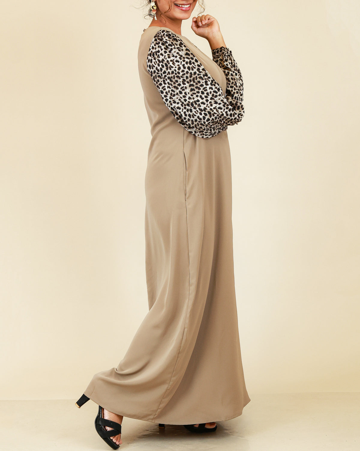 Savannah Grace Abaya – Taupe